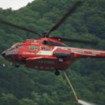 小河内ダムに消防・自衛隊ヘリが飛来(給水)