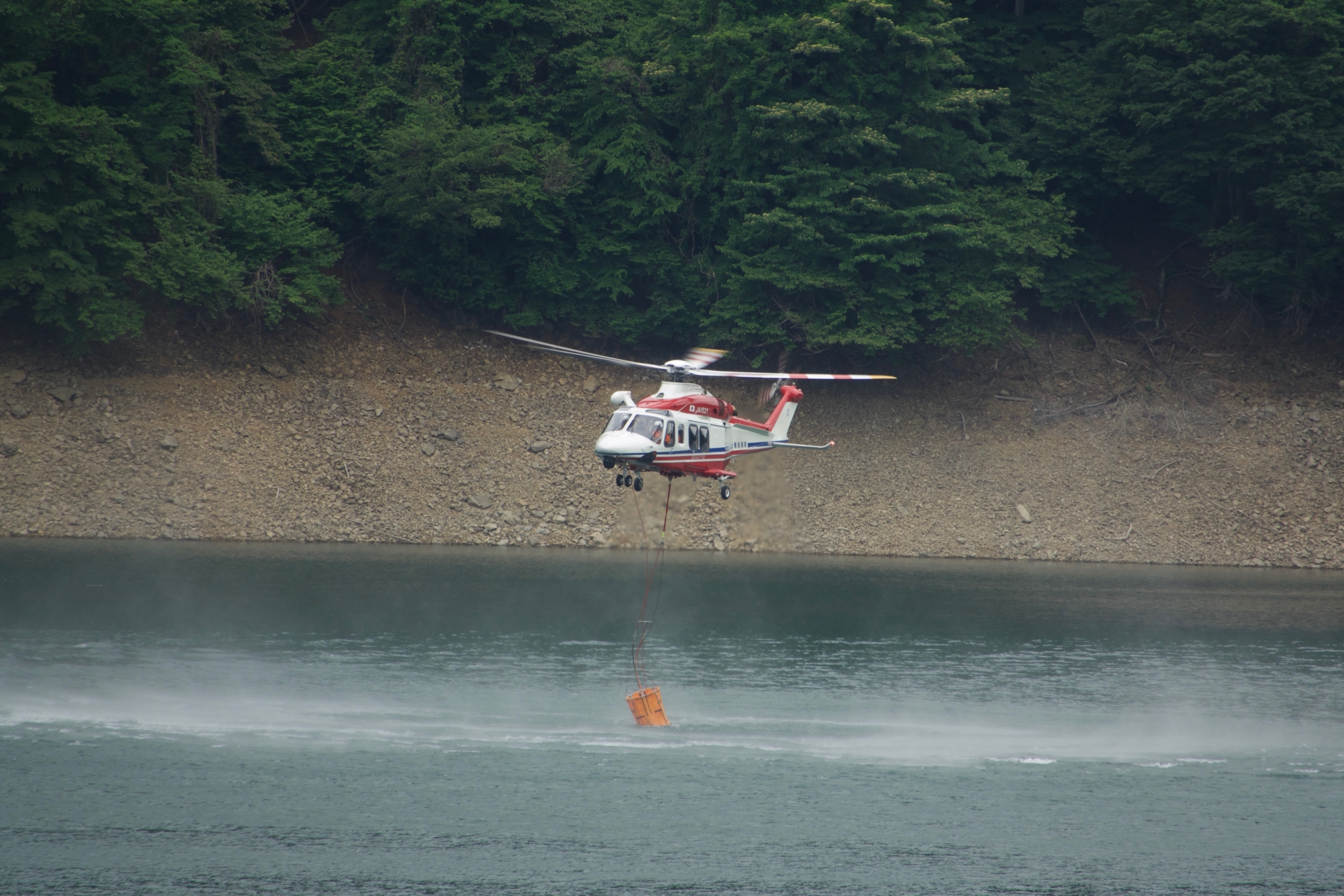 小河内ダムに消防 自衛隊ヘリが飛来 給水