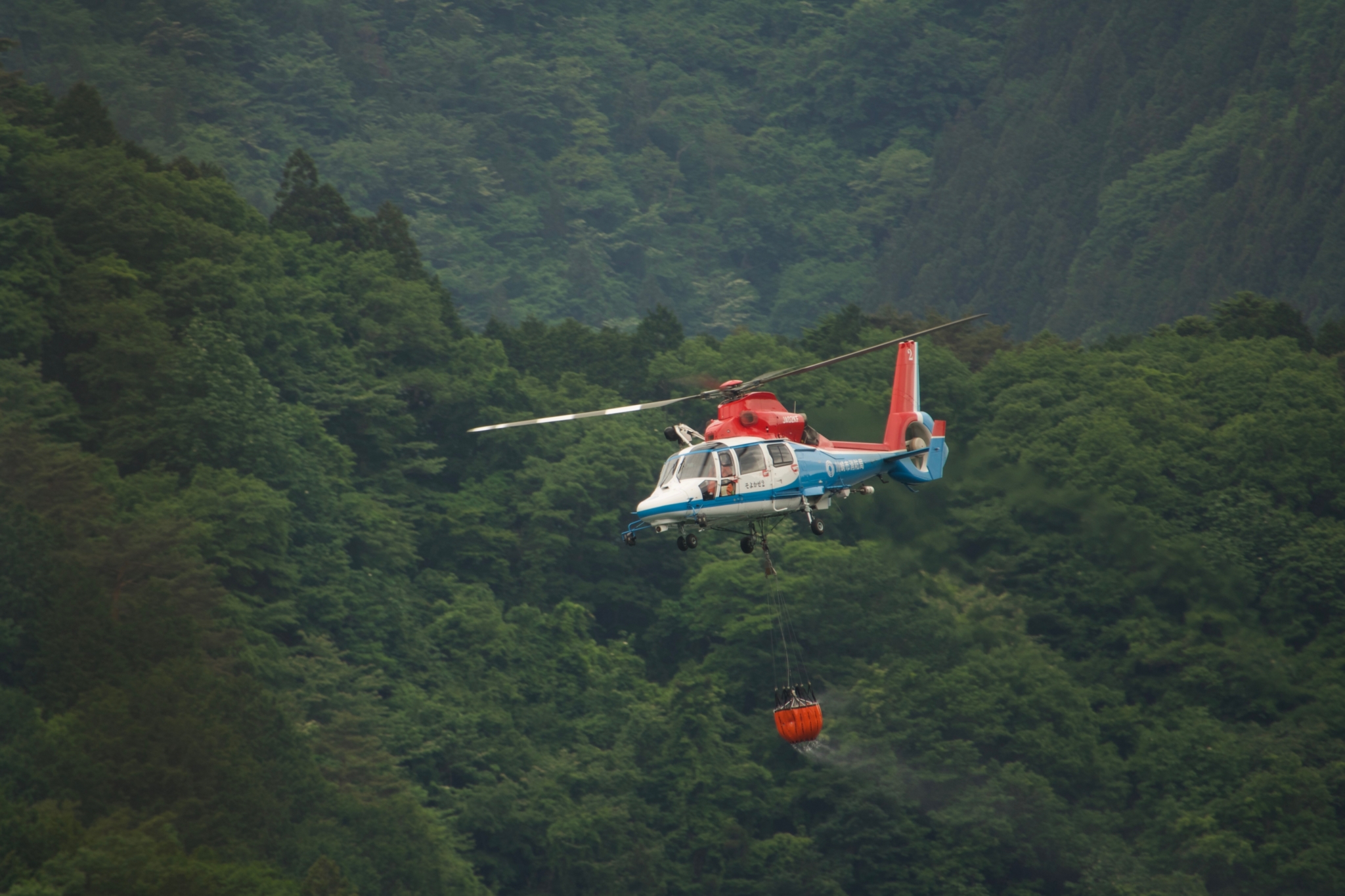 小河内ダムに消防 自衛隊ヘリが飛来 給水